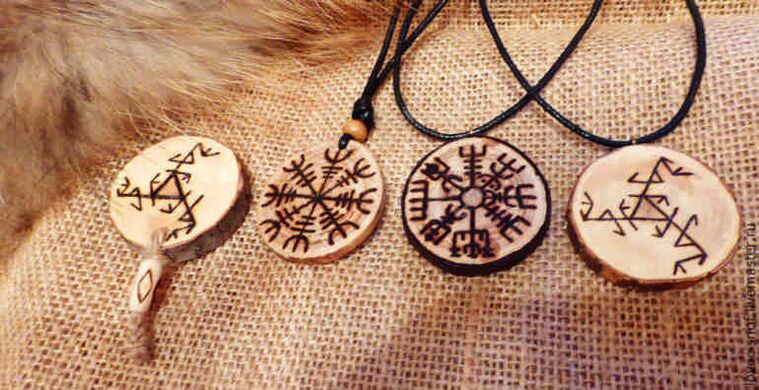 pendants nga adunay rune ingon talismans sa kalampusan