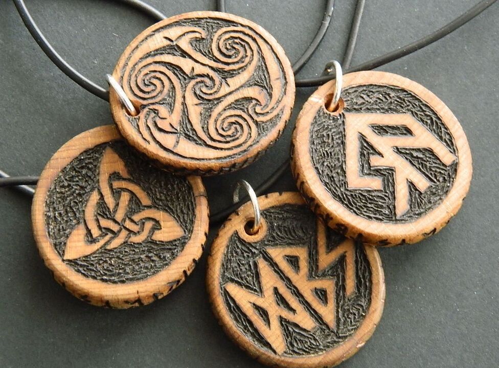 pendants nga may runes para sa suwerte