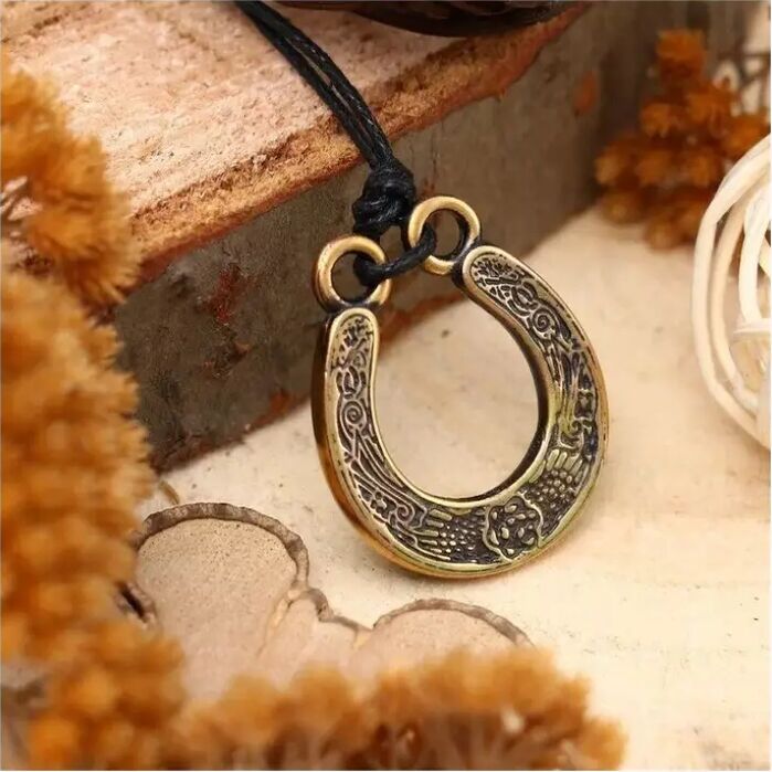 Ang mga esoteric nga pormula ug mga simbolo makatabang sa pagpalig-on sa horseshoe amulet